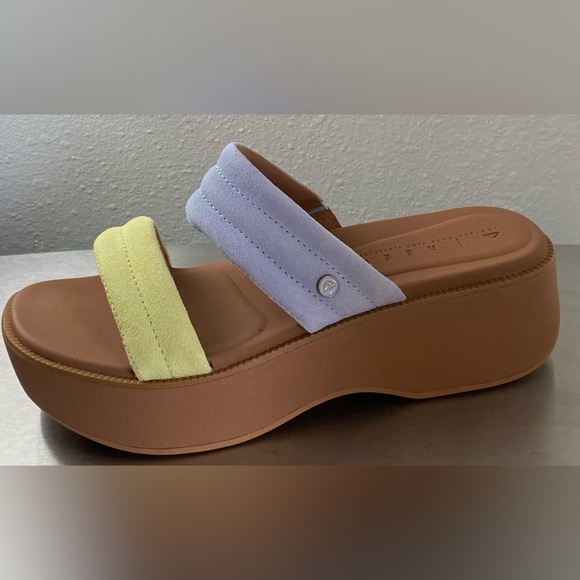 REEF ..Stylish Women's Platform Sandals in
Lavender and yellow - Picture 2 of 16